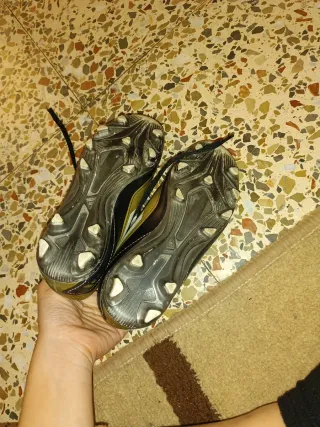 Zapatos de fútbol Adidas dorados talla 31