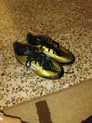 Zapatos de fútbol Adidas dorados talla 31