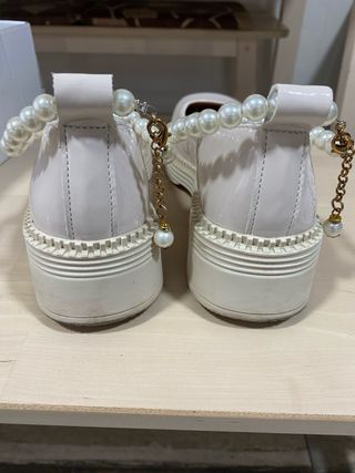 Zapatos charol perlas + cadena bolso
