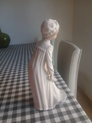 Figura de porcelana antigua niña
