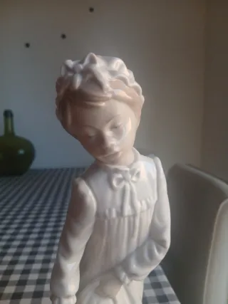 Figura de porcelana antigua niña