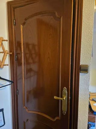 Puerta de madera maciza