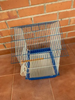 Jaula para pájaros azul y blanca