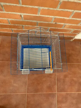 Jaula para pájaros azul y blanca