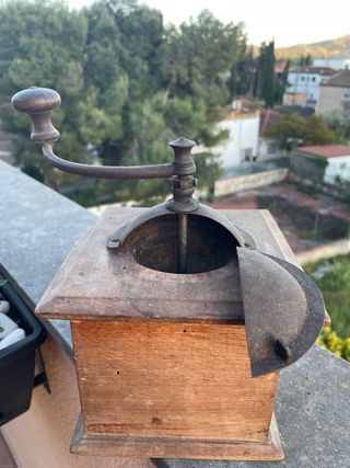 Molinillo de café antiguo de madera