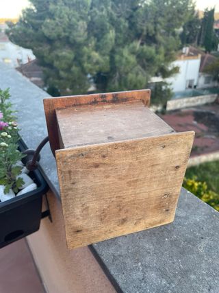 Molinillo de café antiguo de madera