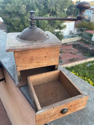 Molinillo de café antiguo de madera