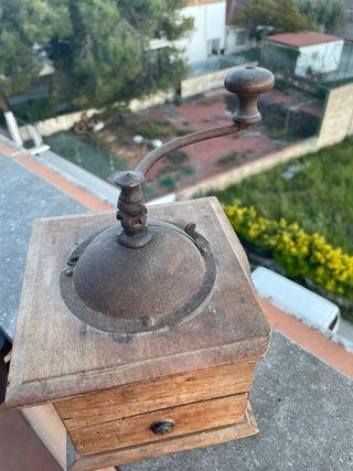 Molinillo de café antiguo de madera