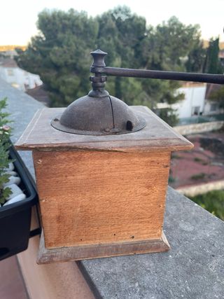 Molinillo de café antiguo de madera