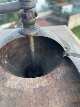 Molinillo de café antiguo de madera