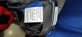 Traje azul con corbata roja y camisa de Lacoste