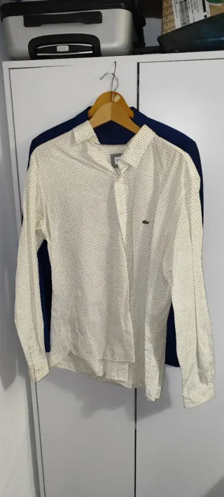 Traje azul con corbata roja y camisa de Lacoste