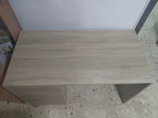 Escritorio de madera color beige y marrón