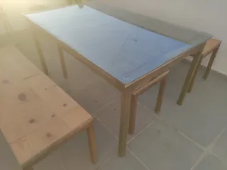 Mesa de exterior de madera y cristal con sillas
