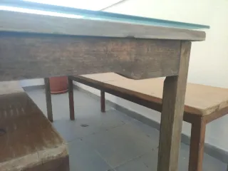 Mesa de exterior de madera y cristal con sillas