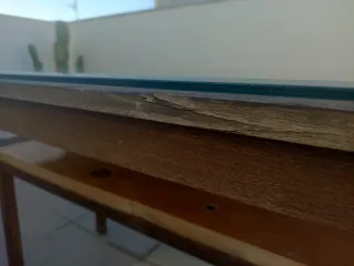 Mesa de exterior de madera y cristal con sillas