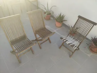 Mesa de exterior de madera y cristal con sillas