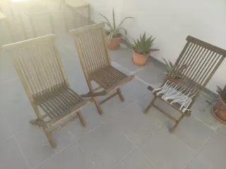 Mesa de exterior de madera y cristal con sillas