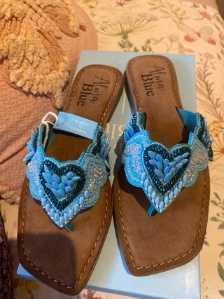 Sandalias Alma en Pena azules con pedrería