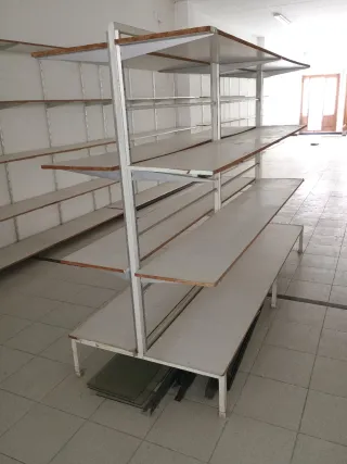 Estantería góndola metálica y madera