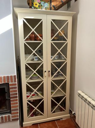 Vitrina Beige con Puertas de Cristal