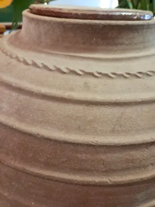 Tinaja antigua de barro