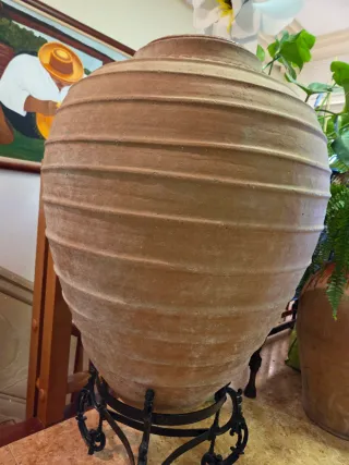 Tinaja antigua de barro