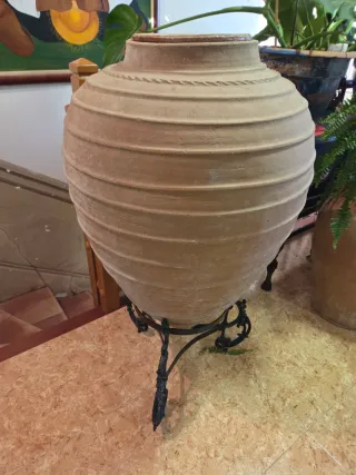 Tinaja antigua de barro