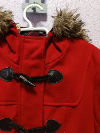 Trenca Stradivarius Roja con Capucha