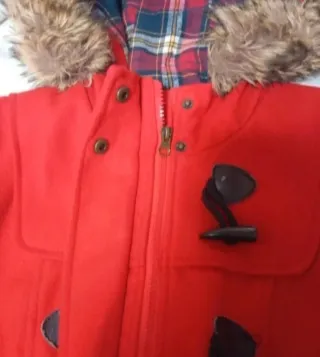 Trenca Stradivarius Roja con Capucha