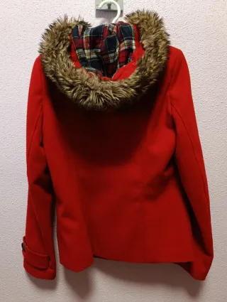 Trenca Stradivarius Roja con Capucha