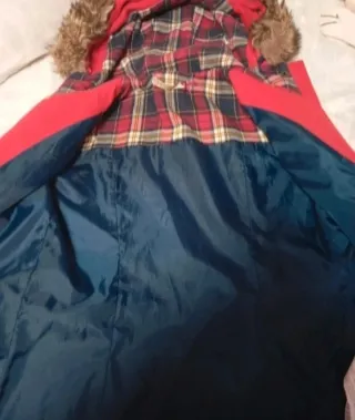 Trenca Stradivarius Roja con Capucha