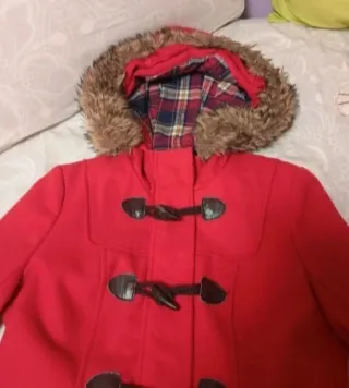 Trenca Stradivarius Roja con Capucha