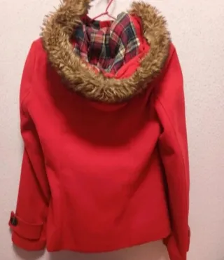 Trenca Stradivarius Roja con Capucha