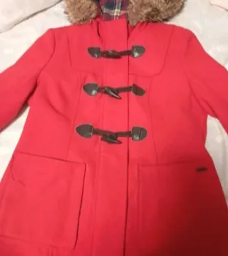 Trenca Stradivarius Roja con Capucha