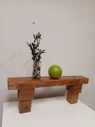 Taburete de madera rústico.