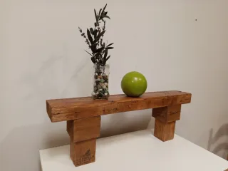 Taburete de madera rústico.