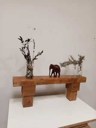 Taburete de madera rústico.