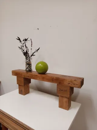 Taburete de madera rústico.