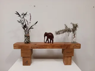 Taburete de madera rústico.