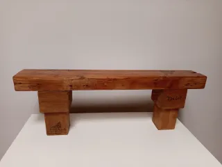 Taburete de madera rústico.
