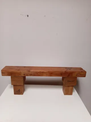 Taburete de madera rústico.