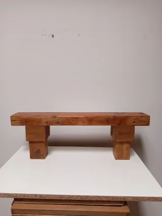 Taburete de madera rústico.