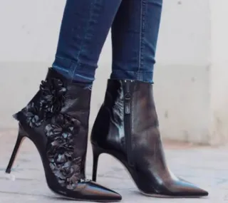 Botines negros con flores en relieve.