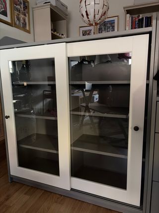 Vitrina Ikea Hauga Gris y Blanco