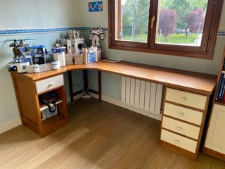 Mesa estudio con cajoneras y librería