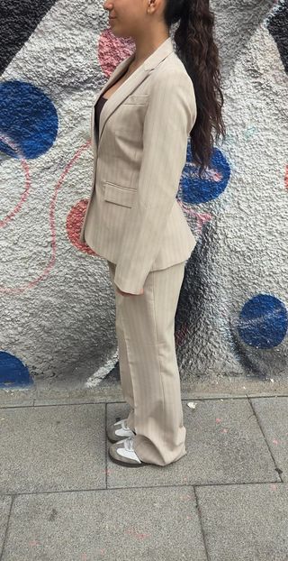 Traje de raya diplomática beige