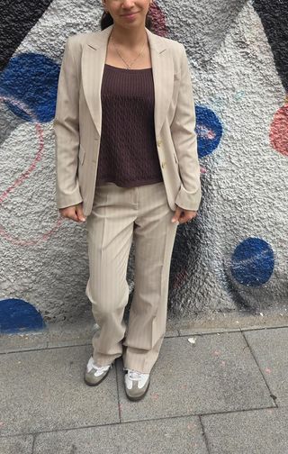 Traje de raya diplomática beige