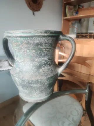 Cántaro de barro decorativo