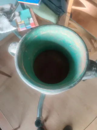 Cántaro de barro decorativo